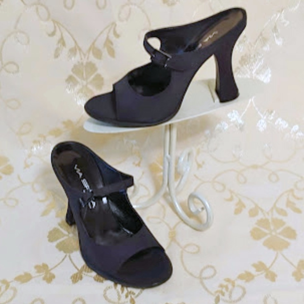 Beautiful slide pumps by Via Spiga; Size 6